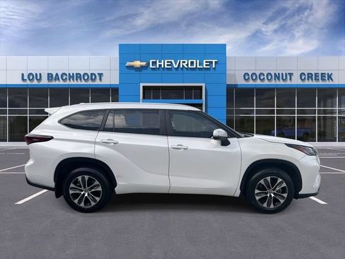 Used 2024 Toyota Highlander XLE FWD image 9