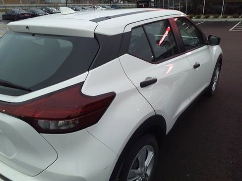 Used 2022 Nissan Kicks S image 11