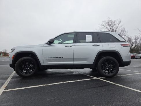 Used 2024 Jeep Grand Cherokee Altitude image 15