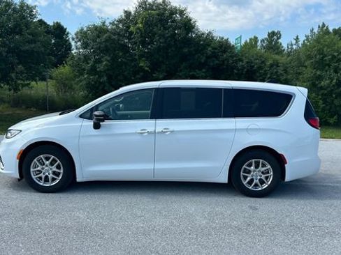 Used 2024 Chrysler Pacifica Touring-L FWD image 6