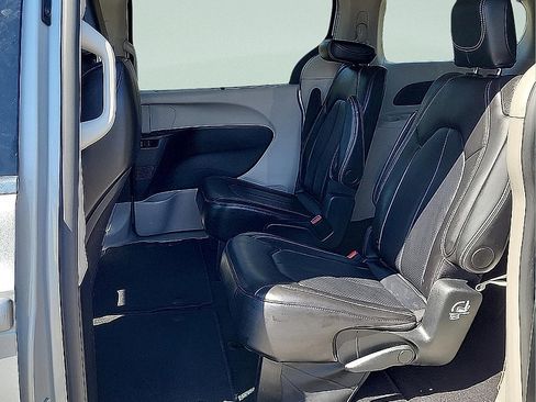Used 2024 Chrysler Pacifica Touring-L FWD image 12
