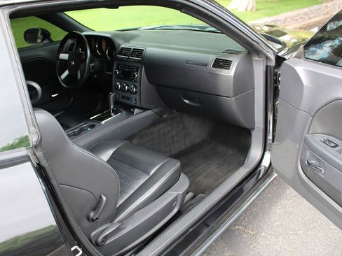 Used 2010 Dodge Challenger SE image 12