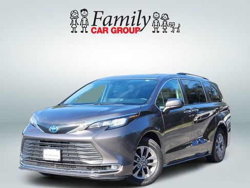 Used 2022 Toyota Sienna XLE FWD image 1