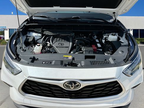 Used 2024 Toyota Highlander XLE FWD image 31