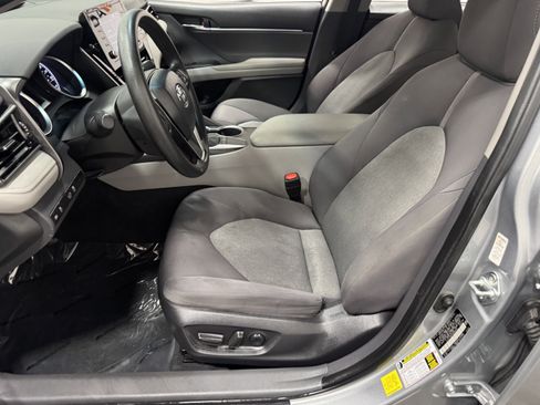 Used 2022 Toyota Camry LE image 9