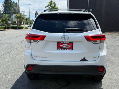 Used 2018 Toyota Highlander LE AWD/4WD image 3