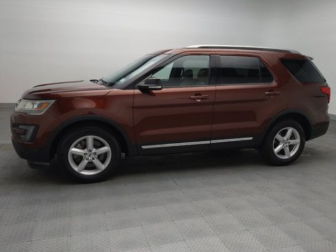 Used 2016 Ford Explorer XLT FWD image 2