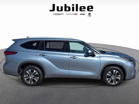 Used 2022 Toyota Highlander XLE FWD image 38