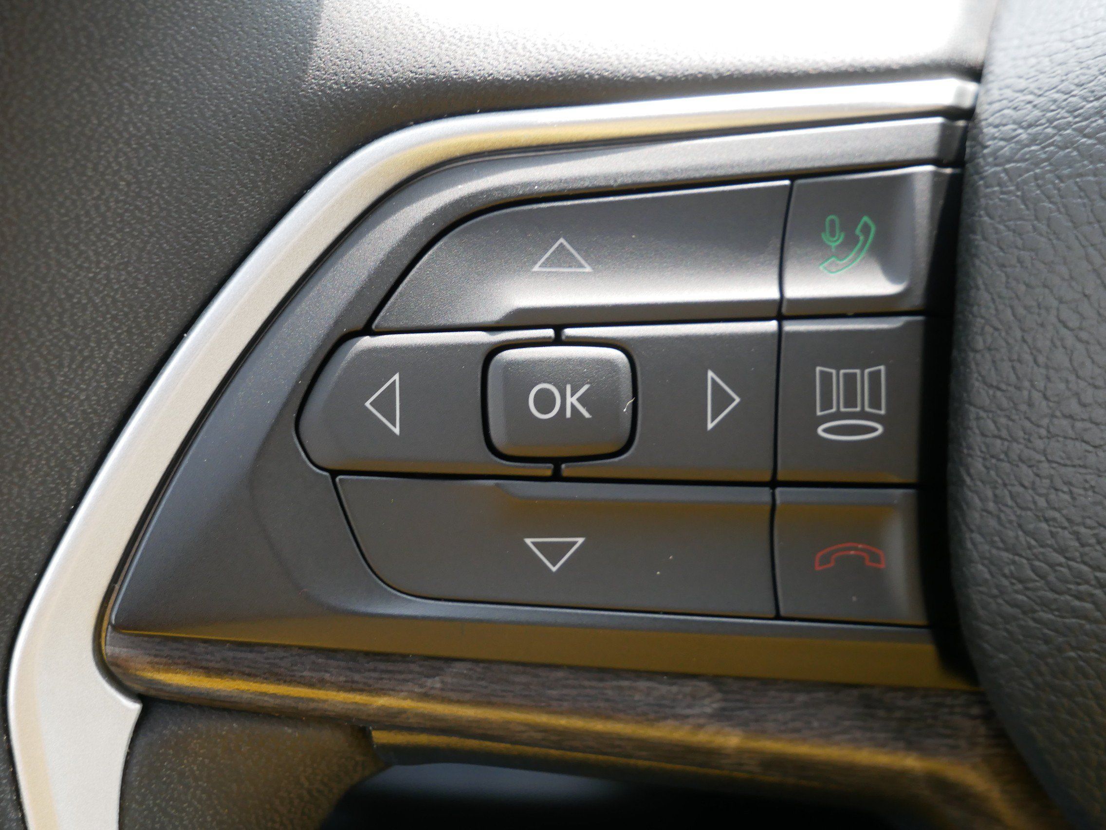 Used 2023 Jeep Grand Cherokee L Limited w/ Black Appearance Package AWD/4WD image 17