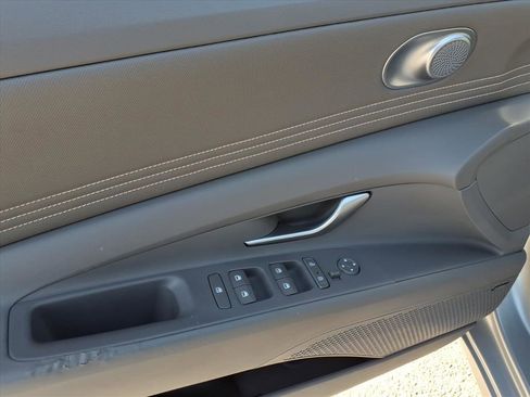 Used 2021 Hyundai Elantra SEL w/ Convenience + Premium Package image 12