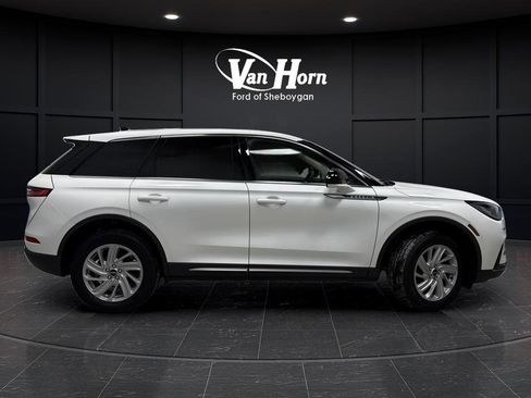 Used 2023 Lincoln Corsair AWD image 2