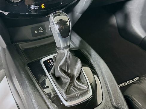 Used 2019 Nissan Rogue SV image 17