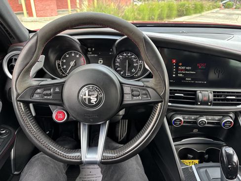 Used 2018 Alfa Romeo Giulia Quadrifoglio w/ Driver Assist Dynamic Package image 11