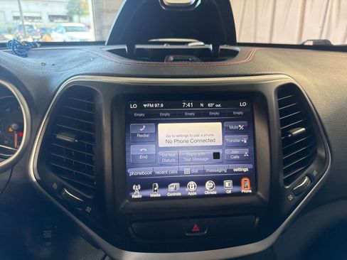 Used 2017 Jeep Cherokee Trailhawk AWD/4WD image 26