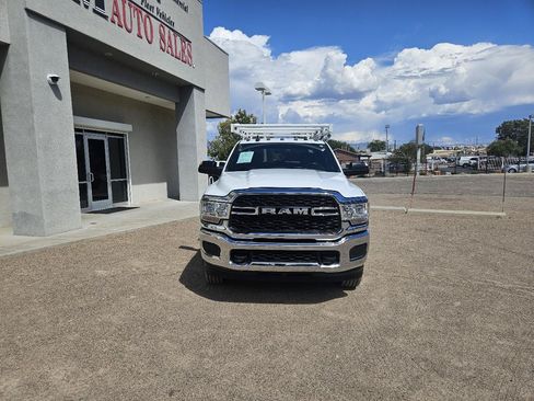 Used 2022 RAM 2500 Tradesman w/ Chrome Appearance Group AWD/4WD image 4