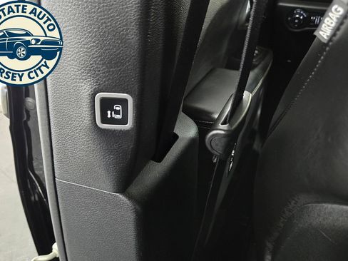 Used 2025 Chrysler Pacifica Select FWD image 32