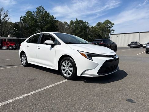 Used 2025 Toyota Corolla LE FWD image 4