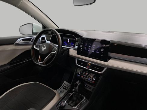 Used 2025 Volkswagen Taos SE image 18