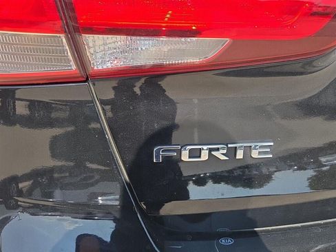 Used 2017 Kia Forte LX FWD image 6