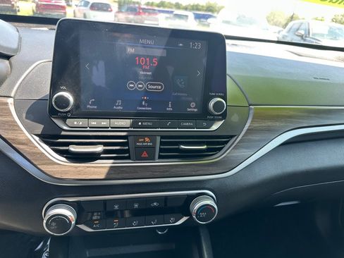 Used 2025 Nissan Altima 2.5 SV FWD image 15