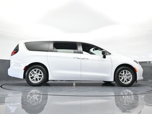 New 2026 Chrysler Pacifica Select image 54