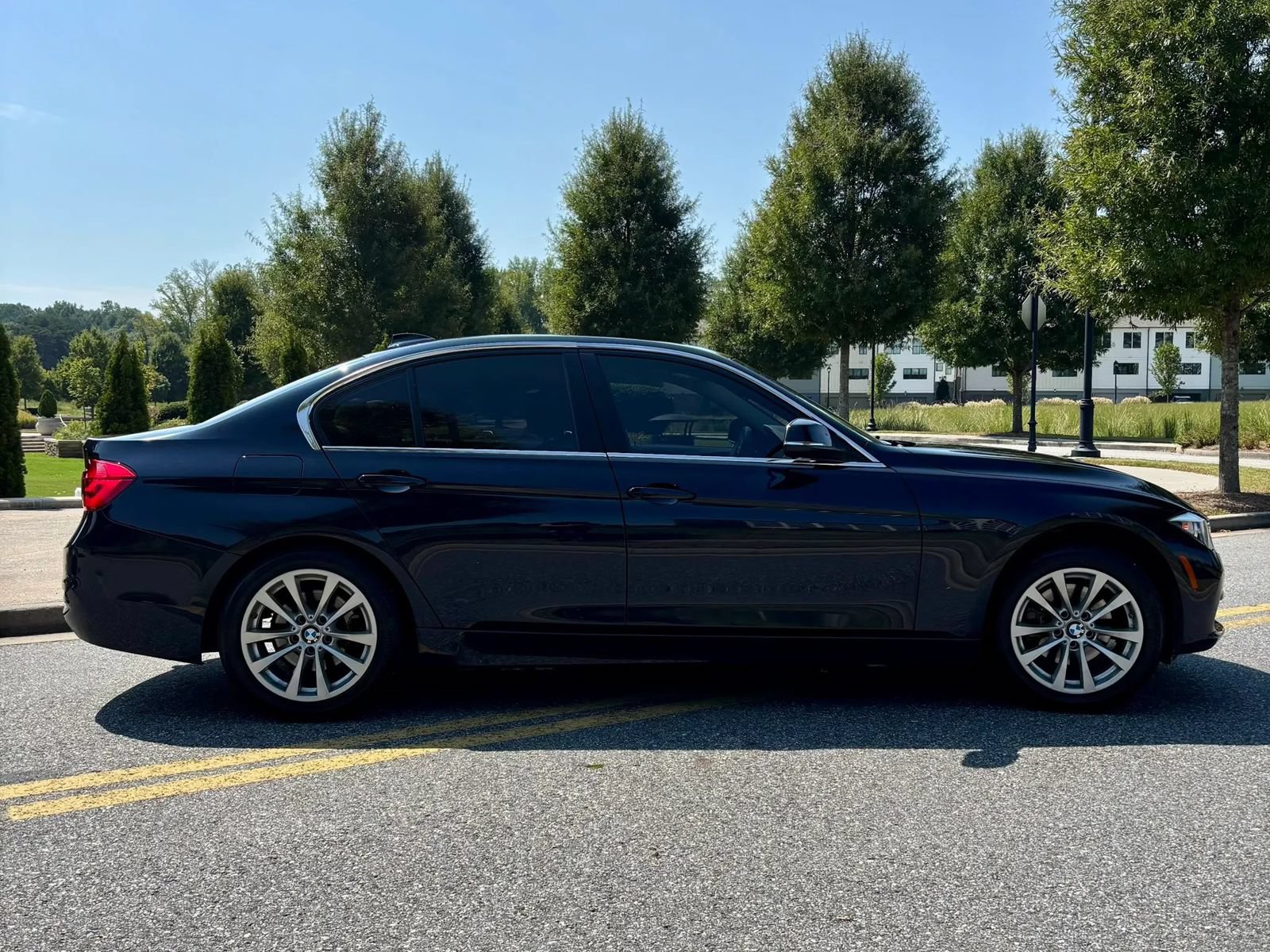 Used 2017 BMW 320i Sedan RWD image 6