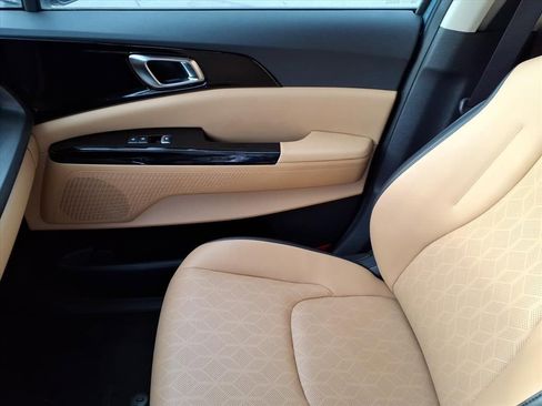 Used 2024 Kia Carnival EX image 31