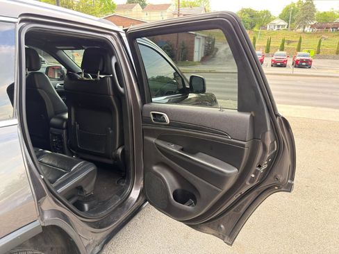 Used 2019 Jeep Grand Cherokee Limited AWD/4WD image 17