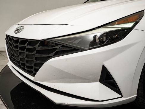 Used 2021 Hyundai Elantra SE FWD image 3