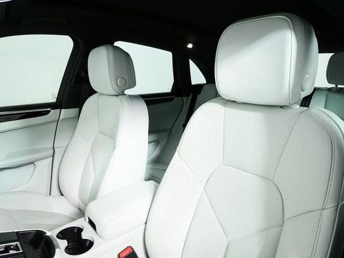 Certified 2024 Porsche Macan image 5