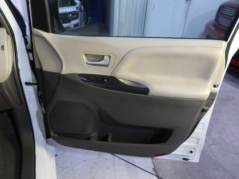 Used 2015 Toyota Sienna LE image 14