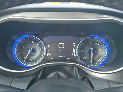 Used 2023 Chrysler Pacifica Touring-L FWD image 7