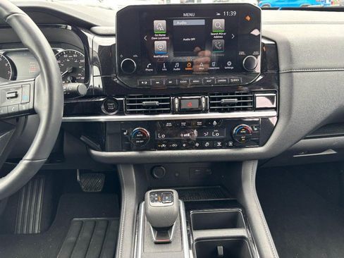 Used 2025 Nissan Pathfinder SL AWD/4WD image 16