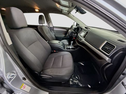 Used 2017 Toyota Highlander LE w/ Carpet Mat Package FWD image 28