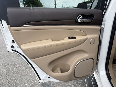 Used 2019 Jeep Grand Cherokee Overland AWD/4WD image 31