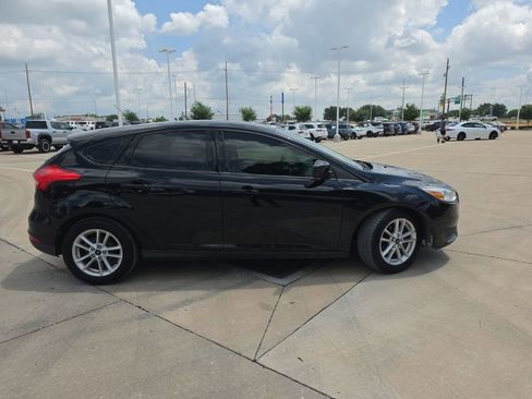 Used 2018 Ford Focus SE FWD image 2
