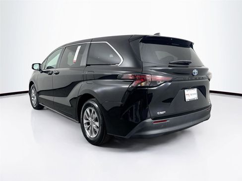 Certified 2024 Toyota Sienna LE image 2