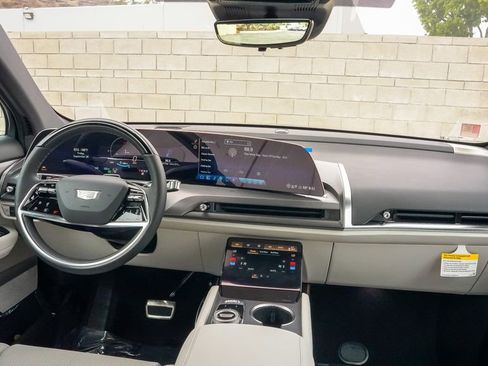 Certified 2026 Cadillac Vistiq Luxury image 12