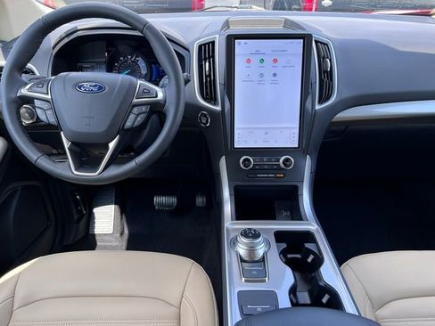 Used 2024 Ford Edge SEL w/ Convenience Package AWD/4WD image 3