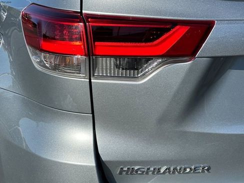 Used 2019 Toyota Highlander LE FWD image 30
