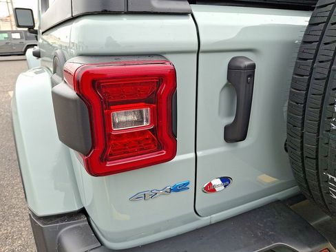 Used 2023 Jeep Wrangler Unlimited Sahara w/ Cold Weather Group AWD/4WD image 9