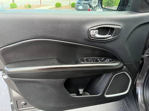 Used 2018 Jeep Compass Latitude w/ Popular Equipment Group AWD/4WD image 8