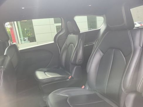 Used 2024 Chrysler Pacifica Limited FWD image 30