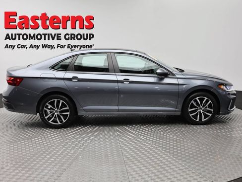 Used 2025 Volkswagen Jetta SE FWD image 4