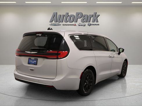 Certified 2024 Chrysler Pacifica Touring-L FWD image 10