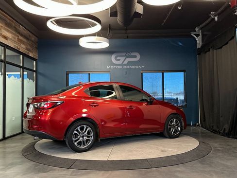 Used 2019 Toyota Yaris LE image 3