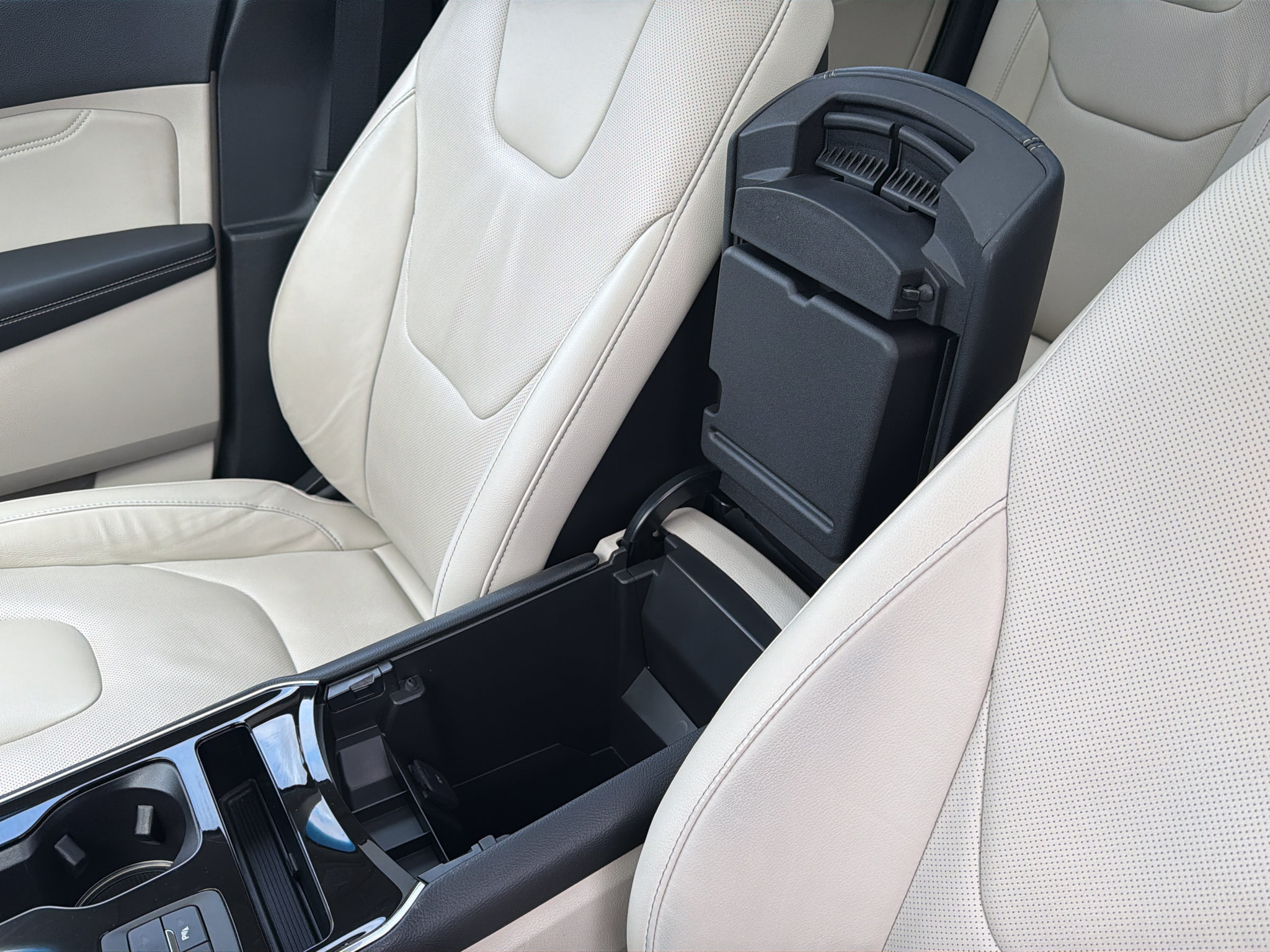 Used 2019 Ford Edge Titanium w/ Equipment Group 301A AWD/4WD image 18