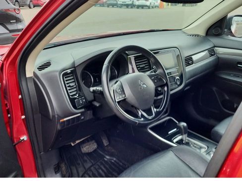 Used 2019 Mitsubishi Outlander SEL image 2