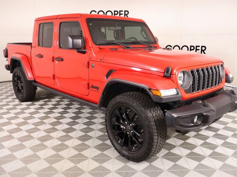 Used 2025 Jeep Gladiator Sport AWD/4WD image 1