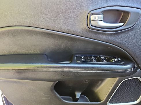 Used 2017 Jeep Compass Latitude w/ Popular Equipment Group FWD image 12